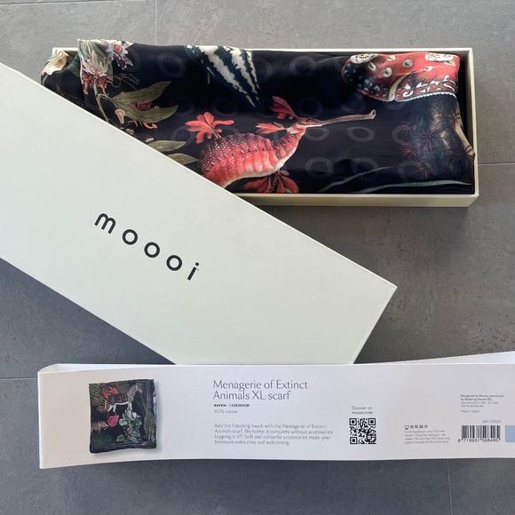 Moooi Menagerie of Extinct Animals Bed Scarf XL - Raven (Black) - Picture 8 of 8